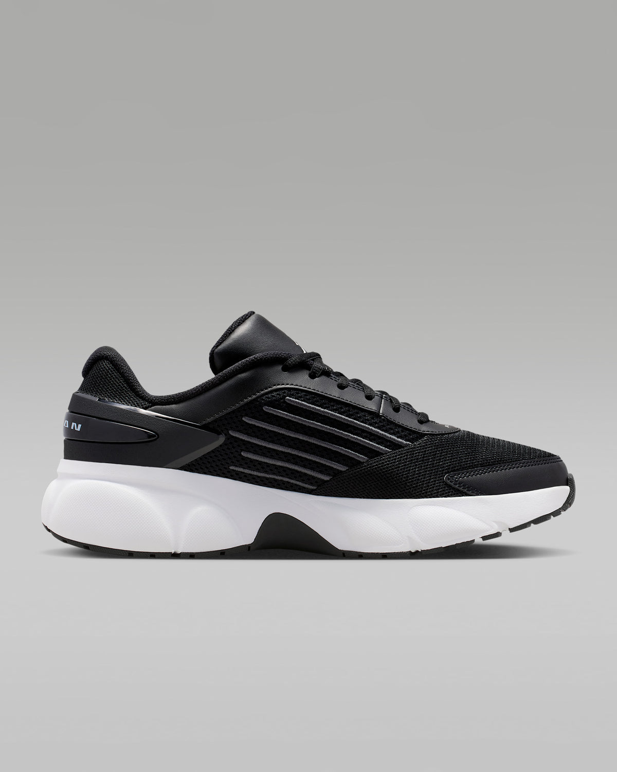 Jordan Trunner Flow Blanc Noir – Sneakers au style moderne et élégant