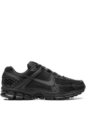 NIKE ZOOM VOMERO 5 « TRIPLE BLACK » – STYLE PREMIUM & INTEMPOREL