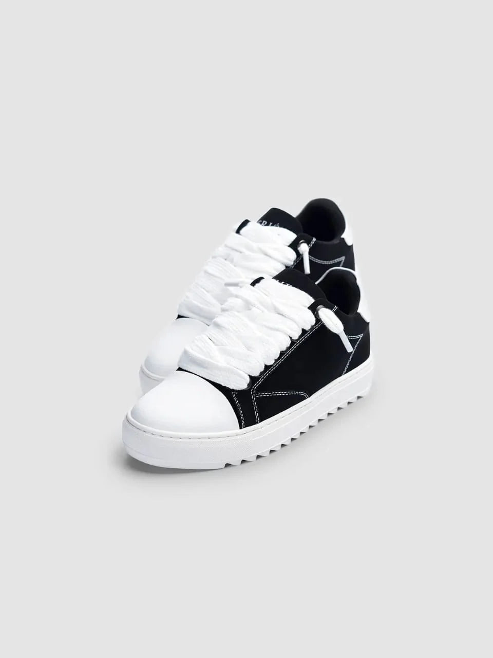 NUMERIŚ Atelier – Shadow Black