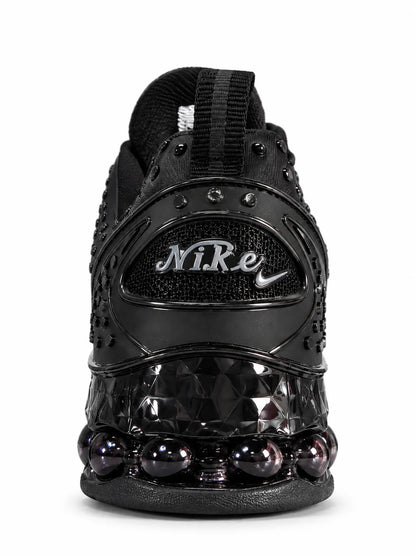 NIKE SHOX NOIR – PERFORMANCE & STYLE