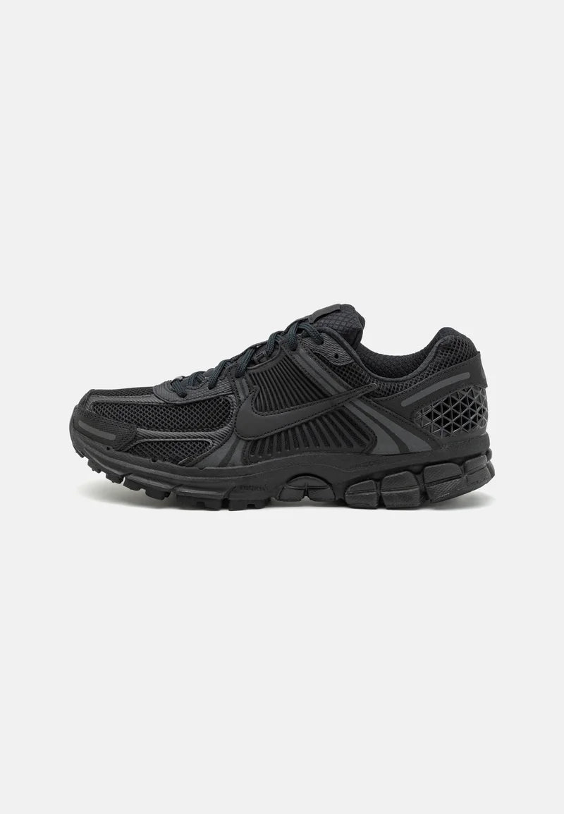 NIKE ZOOM VOMERO 5 « TRIPLE BLACK » – STYLE PREMIUM & INTEMPOREL