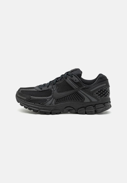 NIKE ZOOM VOMERO 5 « TRIPLE BLACK » – STYLE PREMIUM & INTEMPOREL
