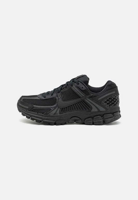 NIKE ZOOM VOMERO 5 « TRIPLE BLACK » – STYLE PREMIUM & INTEMPOREL