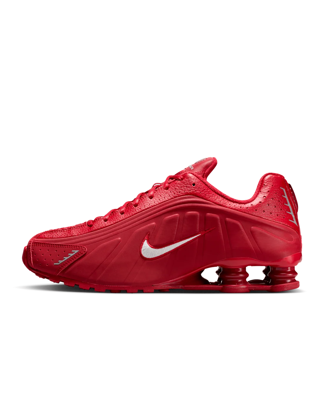 SHOX R4 ROUGE – UNE SILHOUETTE PUISSANTE ET UN STYLE AUDACIEUX