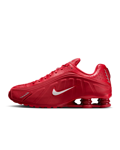 SHOX R4 ROUGE – UNE SILHOUETTE PUISSANTE ET UN STYLE AUDACIEUX