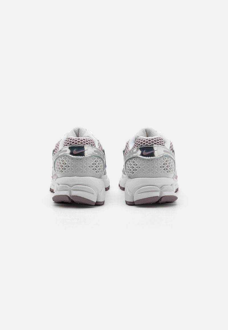 Nike ZOOM VOMERO 5 - Baskets basses - vast grey/metallic silver/platinum violet/taupe grey/reflect silver/white