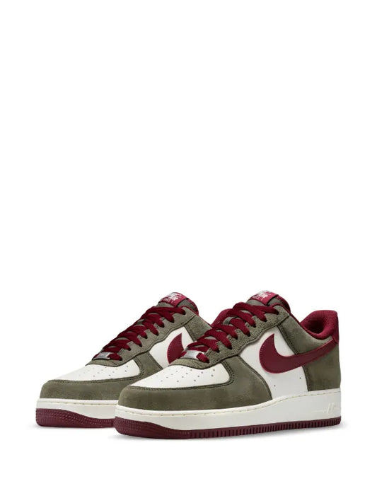 Nike Air Force 1 Low '07 LV8 Cargo Kaki Ivoire pâle, ivoire foncé, rouge d'équipe