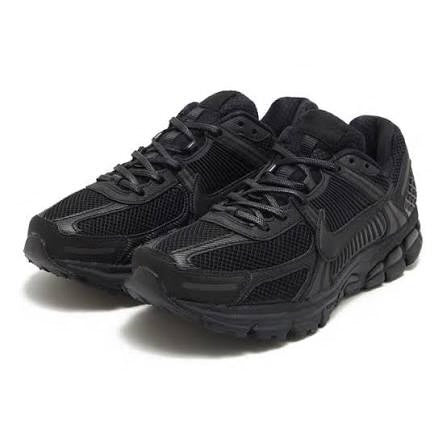 NIKE ZOOM VOMERO 5 « TRIPLE BLACK » – STYLE PREMIUM & INTEMPOREL