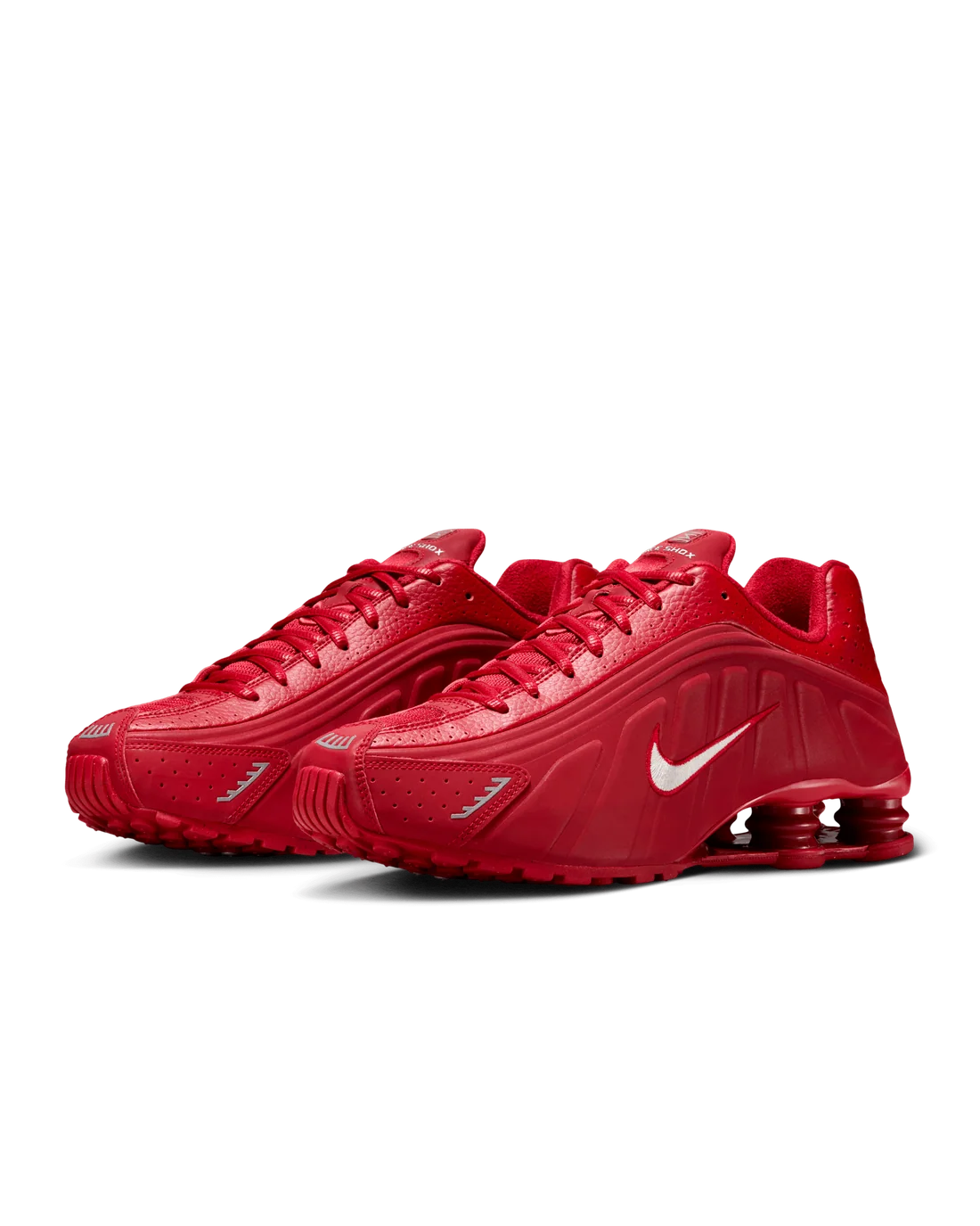 SHOX R4 ROUGE – UNE SILHOUETTE PUISSANTE ET UN STYLE AUDACIEUX