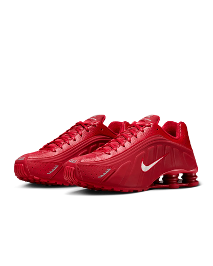 SHOX R4 ROUGE – UNE SILHOUETTE PUISSANTE ET UN STYLE AUDACIEUX