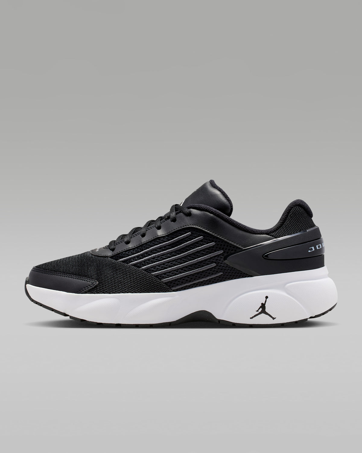 Jordan Trunner Flow Blanc Noir – Sneakers au style moderne et élégant
