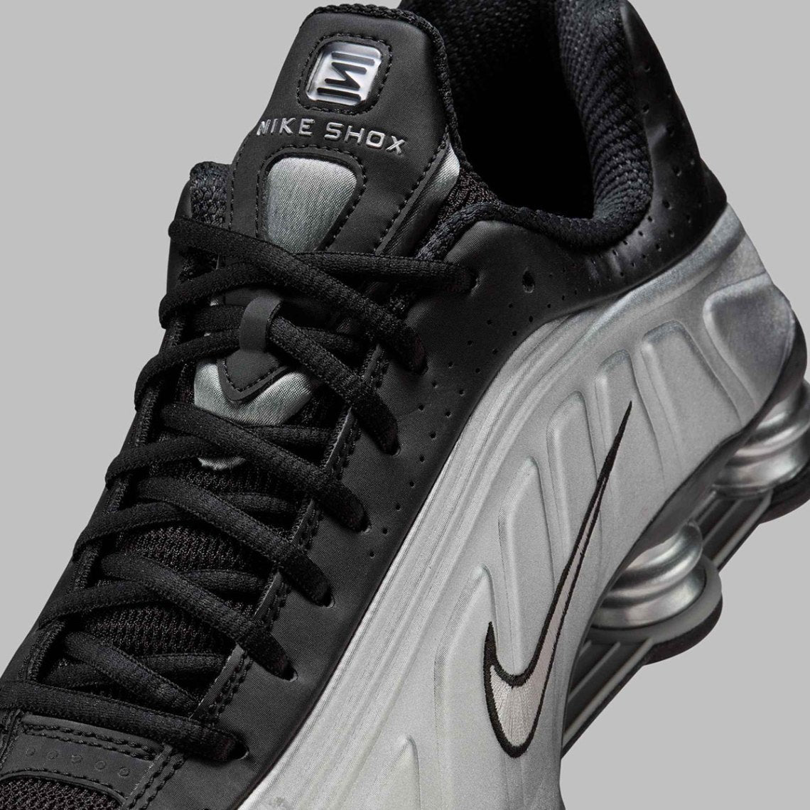 Nike Shox R4 "Black & Metallic Silver"