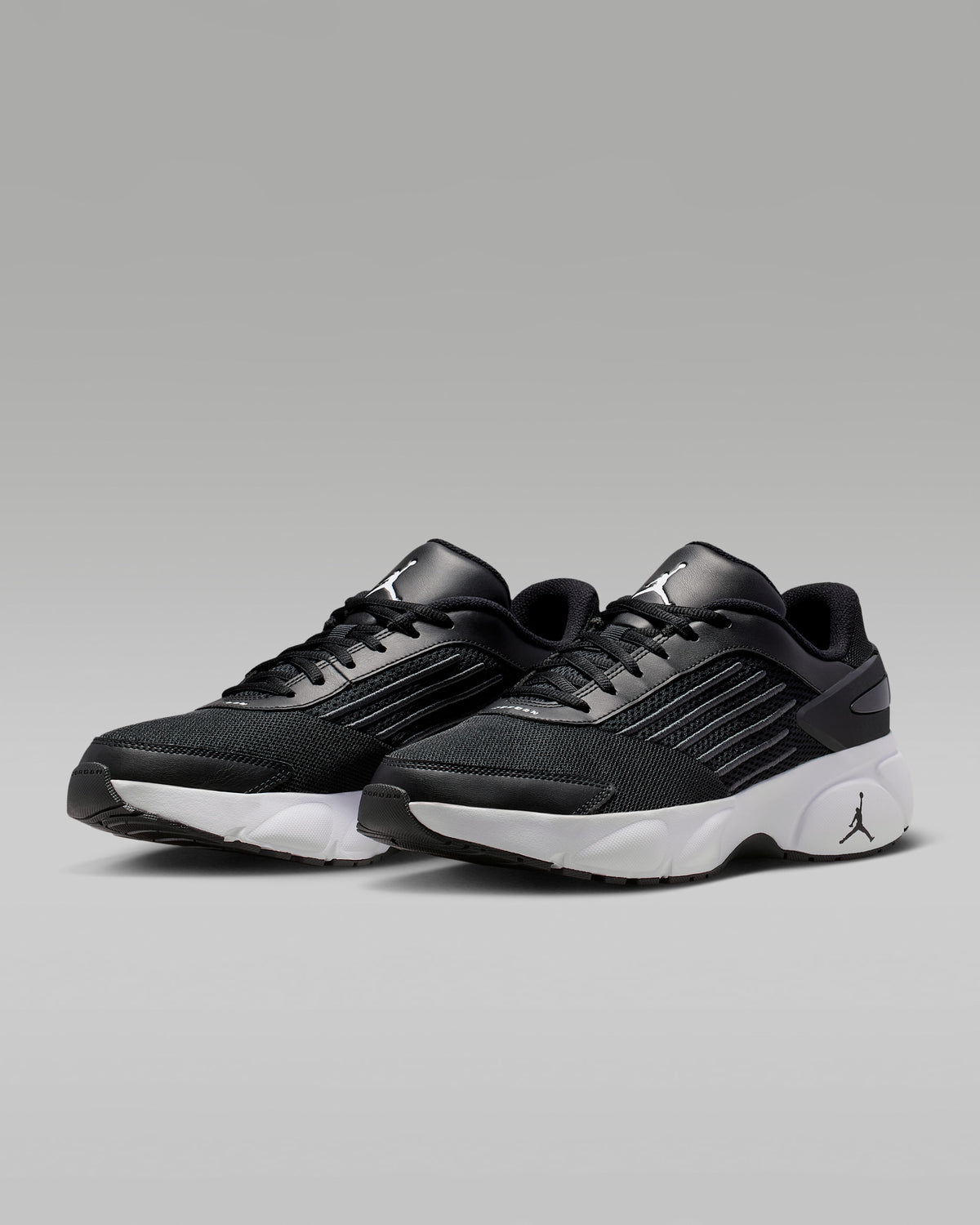 Jordan Trunner Flow Blanc Noir – Sneakers au style moderne et élégant