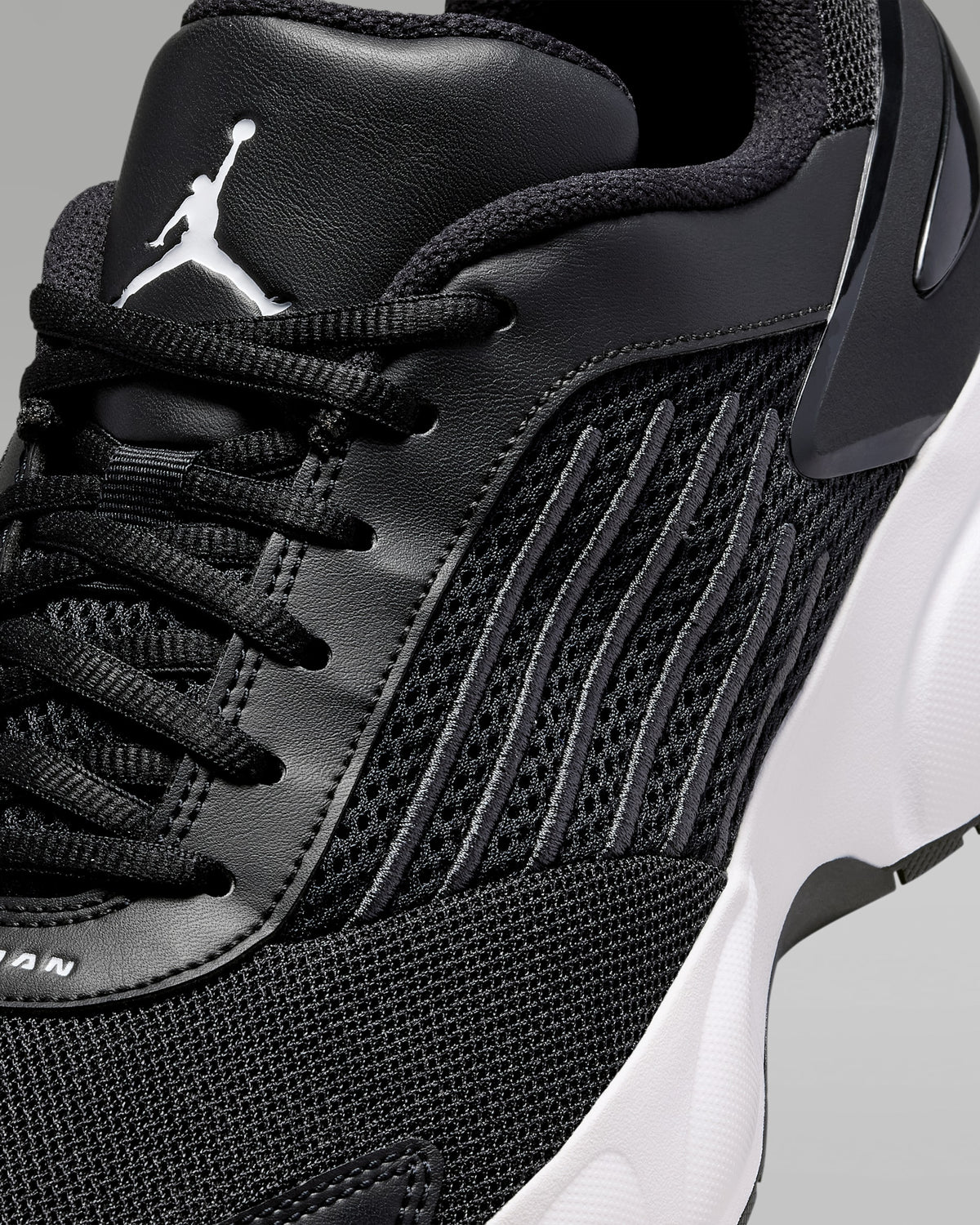 Jordan Trunner Flow Blanc Noir – Sneakers au style moderne et élégant