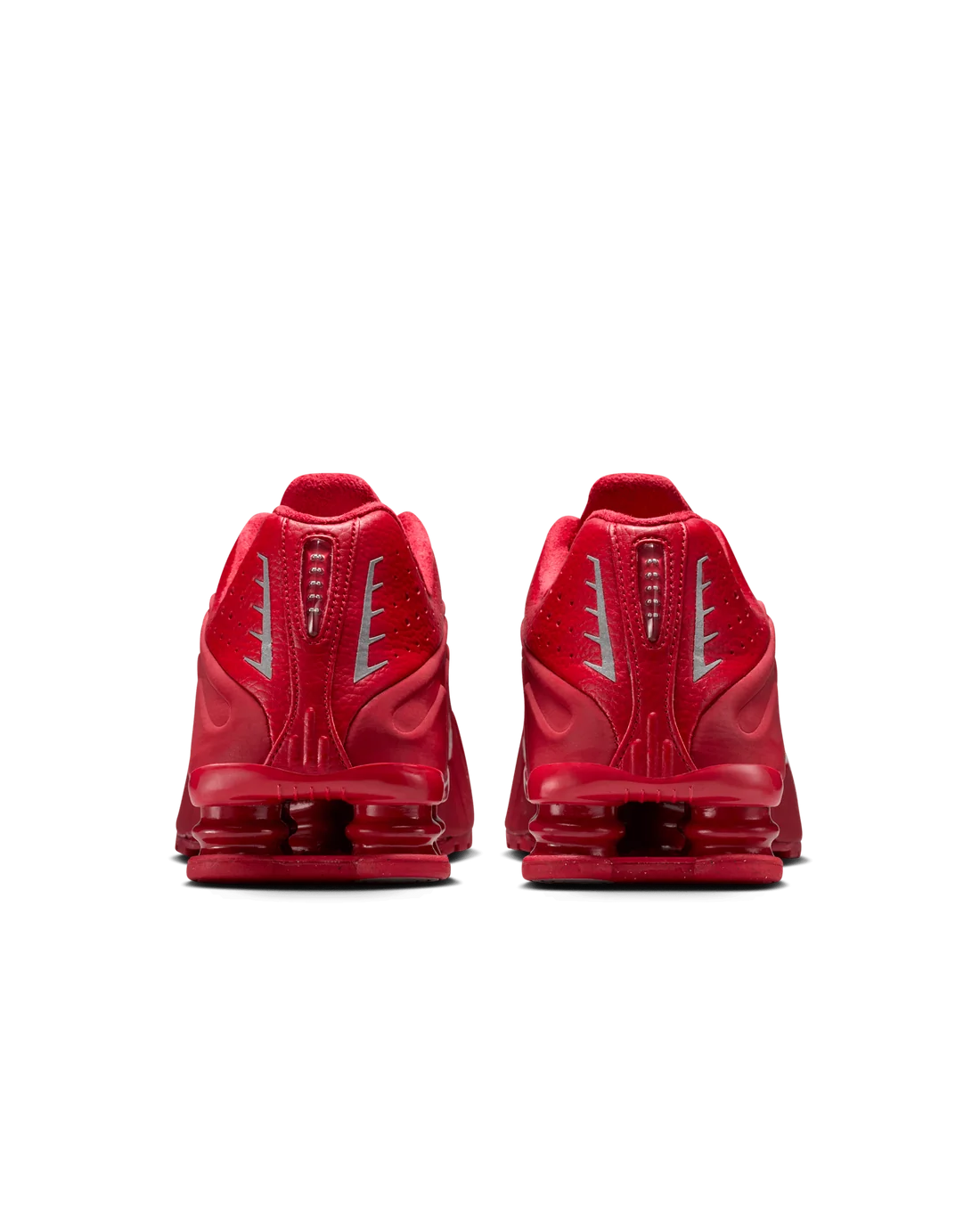 SHOX R4 ROUGE – UNE SILHOUETTE PUISSANTE ET UN STYLE AUDACIEUX