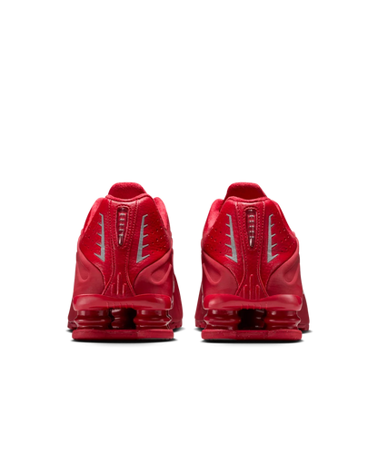 SHOX R4 ROUGE – UNE SILHOUETTE PUISSANTE ET UN STYLE AUDACIEUX