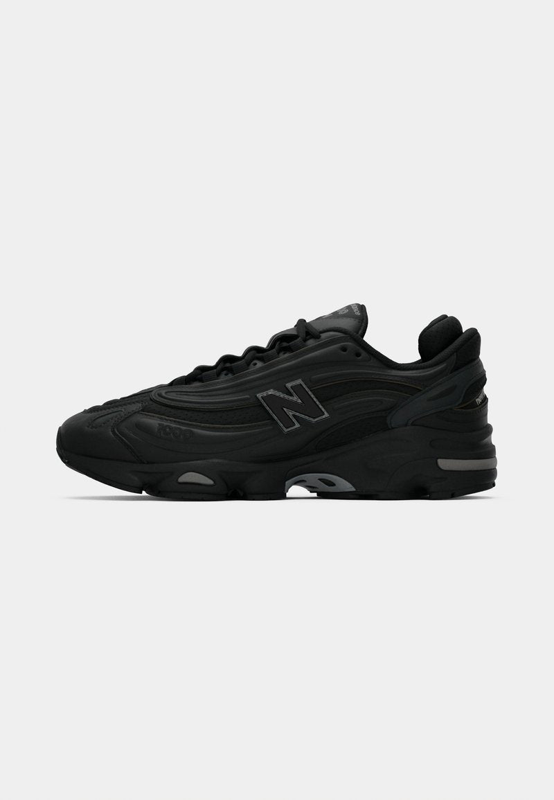 New Balance 1000 “Black Cat” – Noir & Élégant