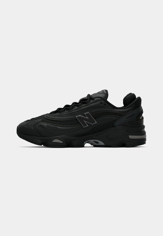 New Balance 1000 “Black Cat” – Noir & Élégant